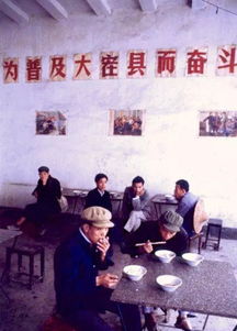 一群外国游客在中国街头拍照