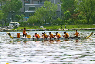 沉浸式感受龙舟连过三急弯，我在现场体验心跳加速的瞬间
