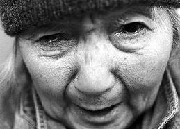 老人捧着漂流瓶热泪盈眶