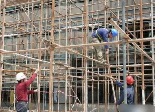 工人正在搭建脚手架准备拆除