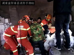 消防员在现场进行救援