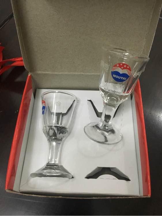 女工手持酒杯品尝白酒