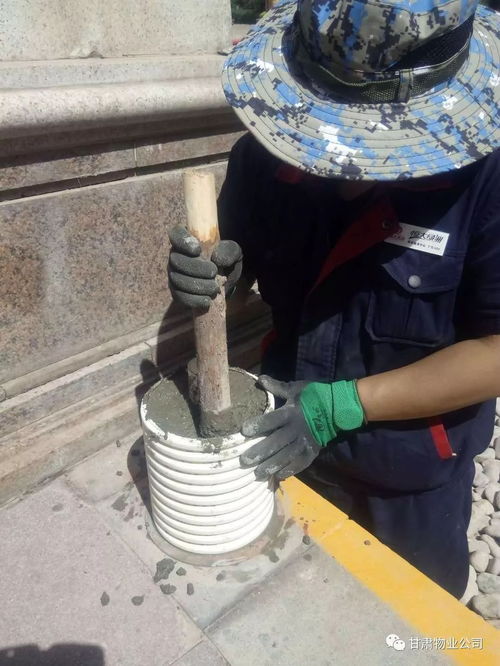 工程师检查不锈钢湖底施工细节