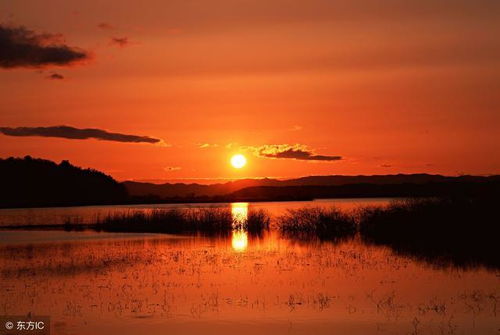 夕阳下的天池与不锈钢湖底反光