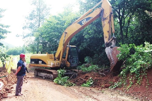 施工现场挖掘机正在作业