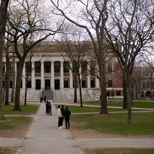 特朗普政府再掀风波：哈佛留学生签证被撤，国际教育路在何方？