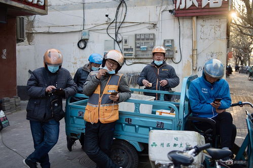 外卖骑手在街头等待接单