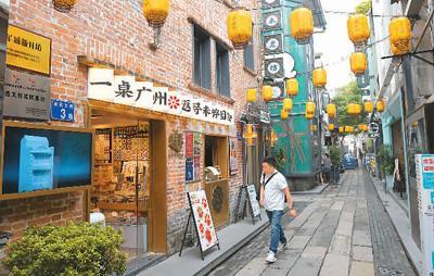 年轻人在城市街头漫步