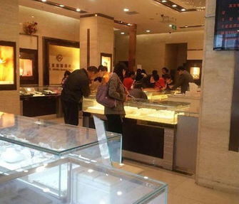 消费者在黄金柜台挑选首饰