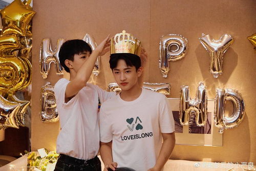 19岁荣梓杉恋情疑曝光？街边撅屁股逗混血美女，抽电子烟动作熟练引热议