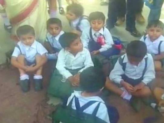 印度农村孩子上学路上