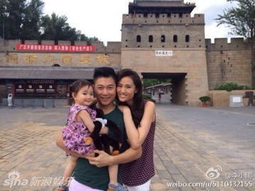 一家人在长城合影