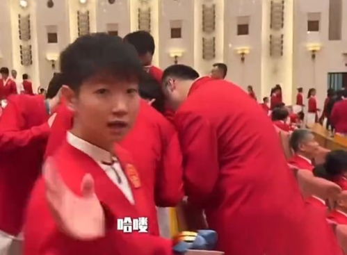 郑钦文与新教练在场边交流