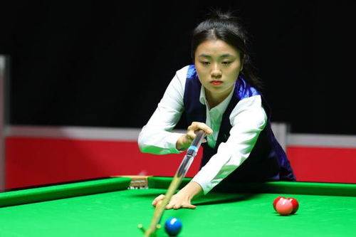 白雨露举起奖杯庆祝胜利