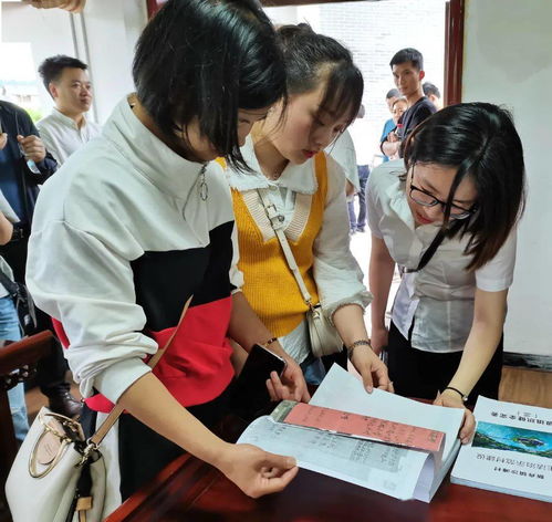 年轻女工在酒厂认真工作的场景