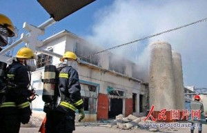 居民撤离化工厂事故现场