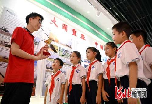 中学生观看红色纪录片