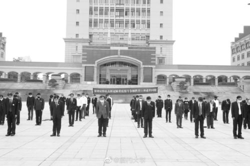 社区党员志愿者在街头开展便民服务