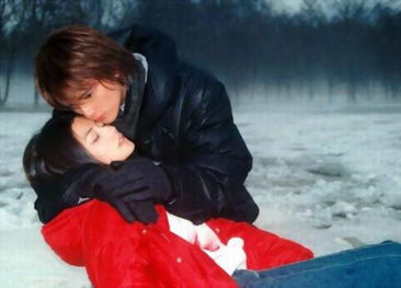 男主角在雪地中跪求女主角原谅的剧照