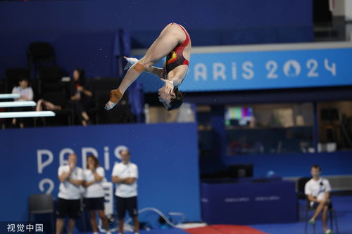 中国跳水队领奖台高举国旗