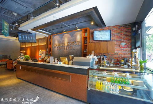 女孩在颐啡咖啡馆画画