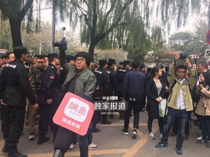 法院外聚集声援人群