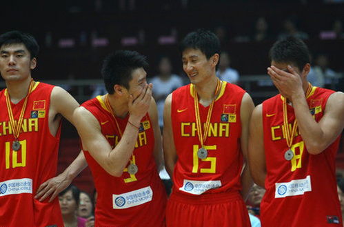 中国年轻运动员在领奖台上