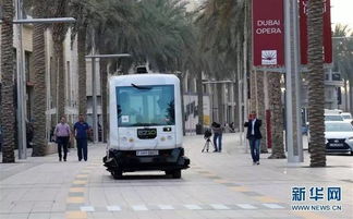 迪拜街头行驶中的无人驾驶车辆