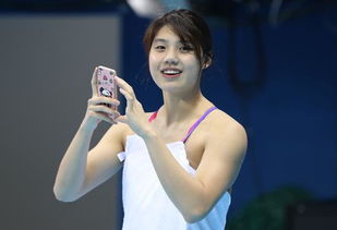 孙颖莎手持妮维雅产品进行拍摄宣传照