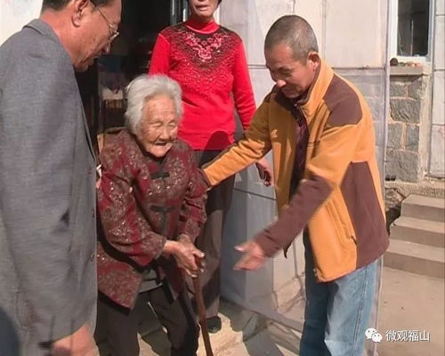 百岁老人日常生活的温馨照片