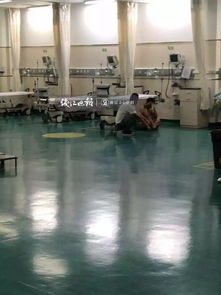 手术室内医生抢救画面