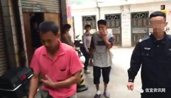 两名中年男女坐在老旧房屋前吃饭