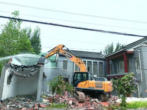 村民围观拆除现场