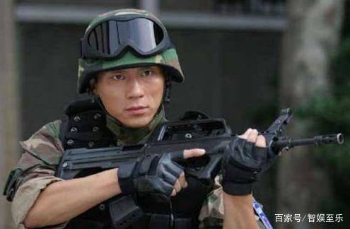 游戏玩家与军装士兵对比图