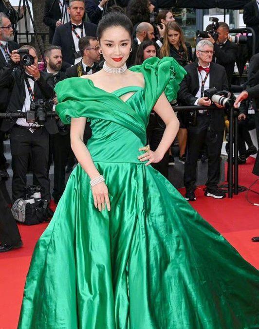 高叶红毯造型钢笔衣领设计