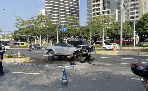 一位老人在公交站台张望