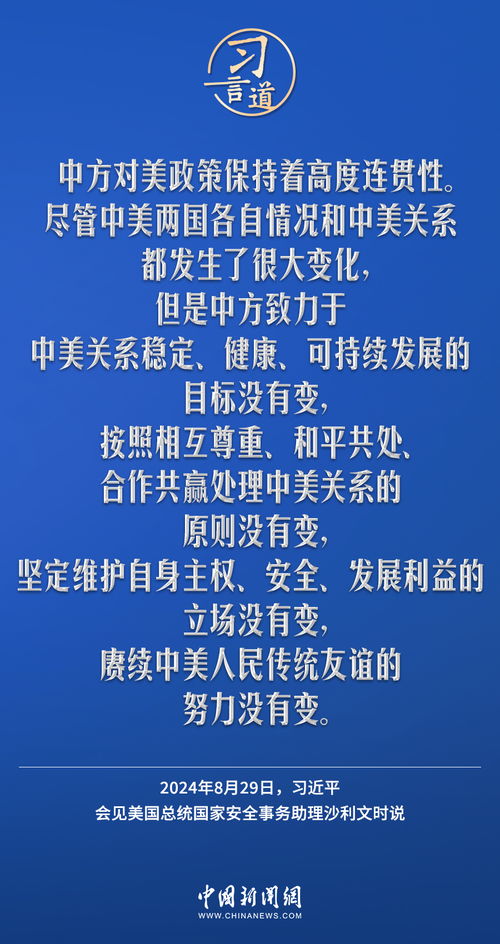 一位律师在办公室翻阅法律书籍