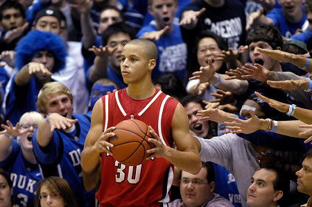 女生在阳台冥想