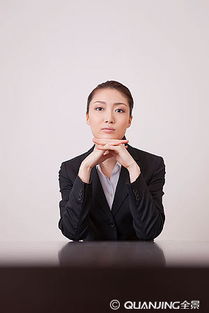 年轻女性在办公室认真工作