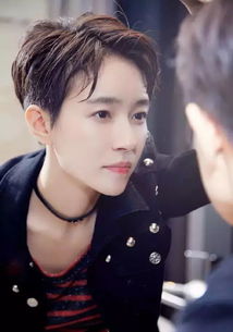 高俊熙与父亲在书房讨论书籍