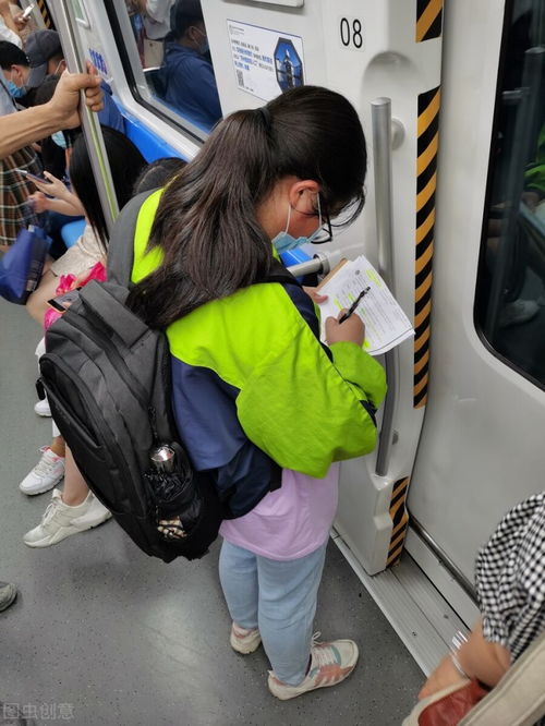 父爱如山！浙江爸爸电动车后座端饭喂娃，网友：这才是真正的带娃日常