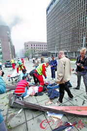 救援人员在现场抢救伤员