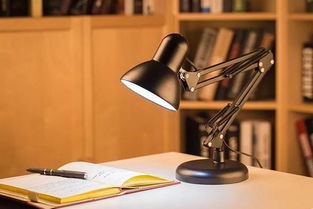 自媒体人在台灯下写文章