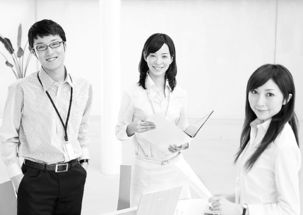 张鲁霞与同事们交流的照片