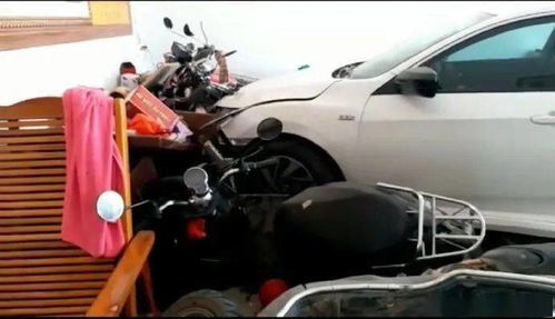 女司机分心致车辆失控冲入民宅，现场画面曝光令人后怕