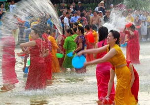 云南傣族泼水节期间的龙舟赛