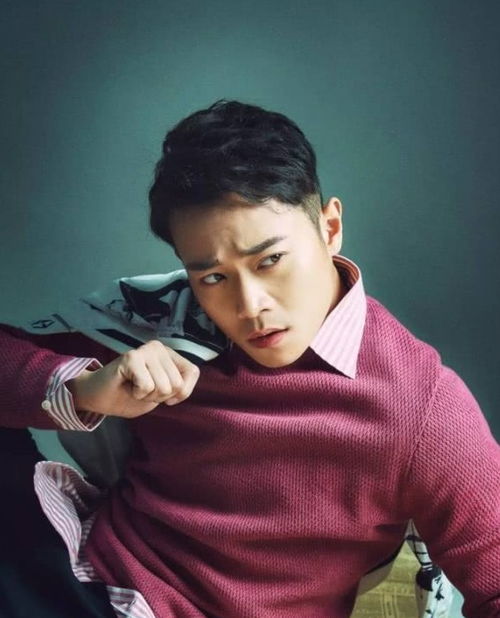 曹骏身穿蓝白色古装微笑照