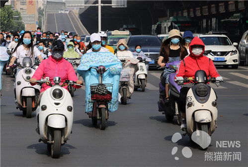 居民戴头盔出行图片