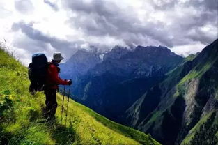 一位旅人在古道上行走