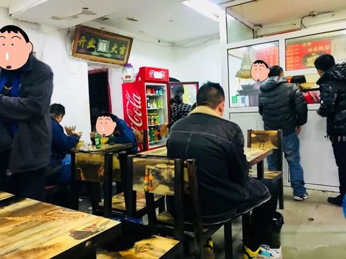 市民排队光顾店主的小吃店表达支持